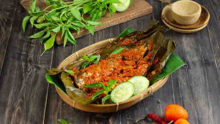 Tips Masak Ikan Pepes Agar Durinya Lunak Tanpa Panci Presto