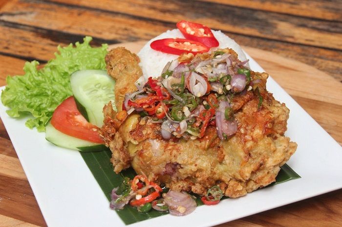 Cara Membuat Ayam Geprek Crispy dengan Sambal Pedas Nendang!