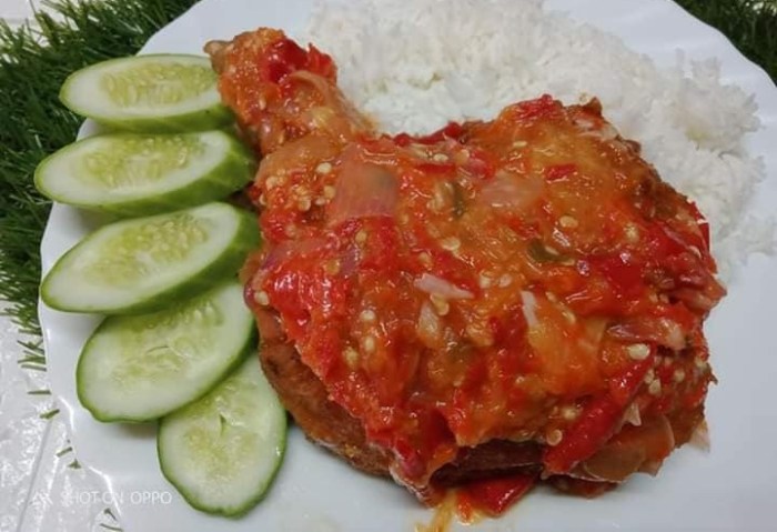 Cara Membuat Ayam Geprek Crispy dengan Sambal Pedas Nendang!