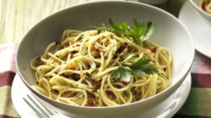 Resep Spaghetti Aglio Olio ala Rumahan, Cocok Jadi Menu Makan Malam ... Spaghetti Aglio Olio Rendah Minyak