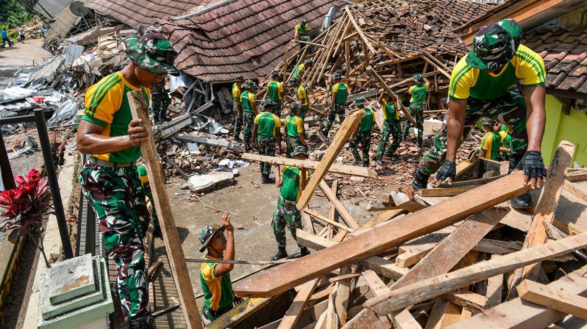 Tim SAR Terus Mencari Tiga Warga Tertimbun Longsor di Arjasari Bandung
