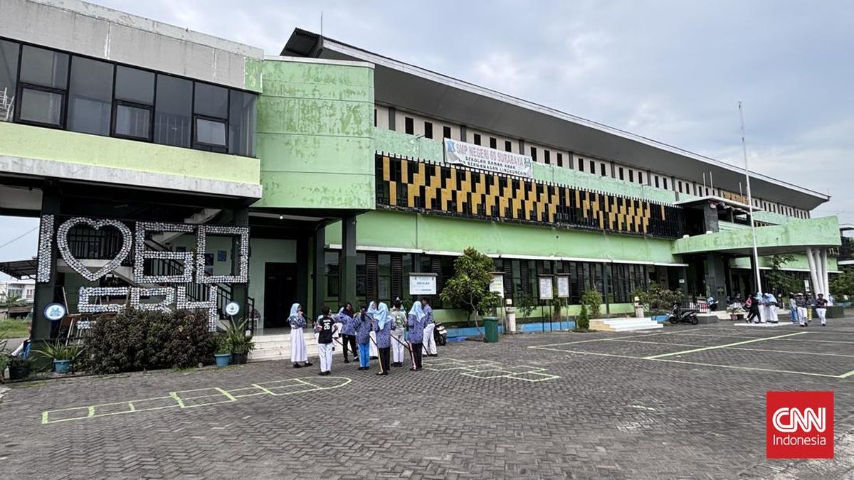 Plafon Ambruk, 11 Kelas di Sekolah Menengah Pertama Dievakuasi di Surabaya