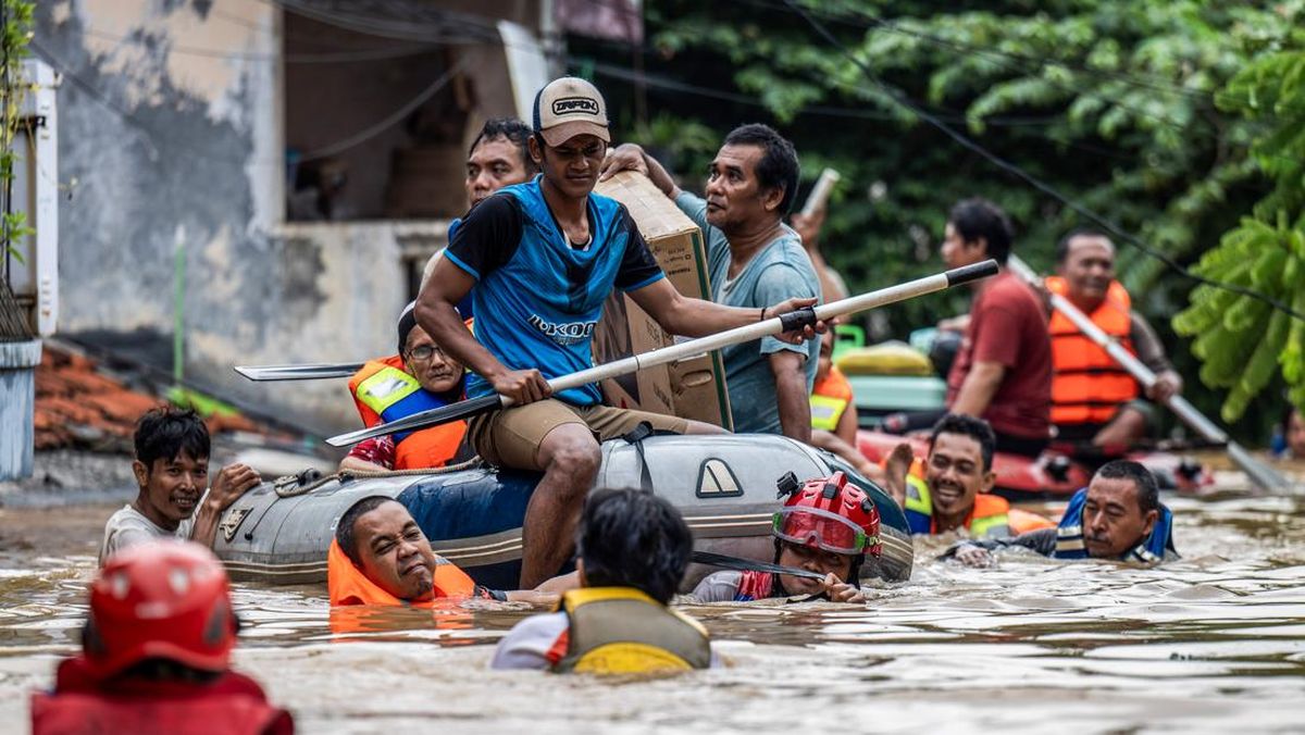 Warga Asrama Polisi Pondok Karya Jaksel Dievakuasi Akibat Banjir Setinggi 70 Cm