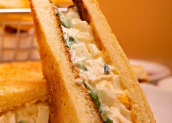 Resep Sandwich Salad Ayam Deli Amerika yang Creamy dan Mudah Dibuat