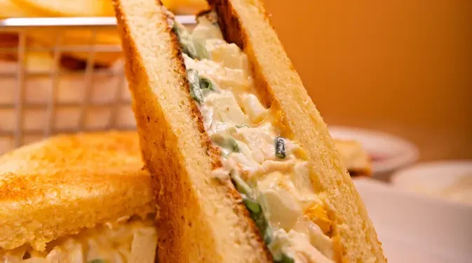 Resep Sandwich Salad Ayam Deli Amerika yang Creamy dan Mudah Dibuat