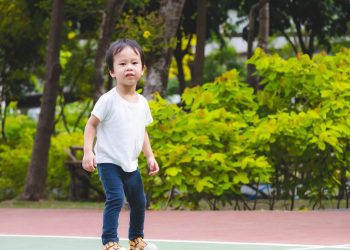 Pilih Sepatu dan Sandal Anak yang Tepat untuk Menjaga Tumbuh Kembang Kaki