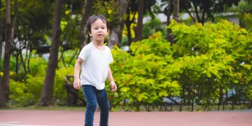 Pilih Sepatu dan Sandal Anak yang Tepat untuk Menjaga Tumbuh Kembang Kaki