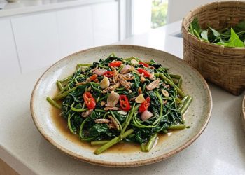 Resep Tumis Daun Ubi dengan Bawang dan Cabai Lezat Disajikan dengan Nasi Hangat