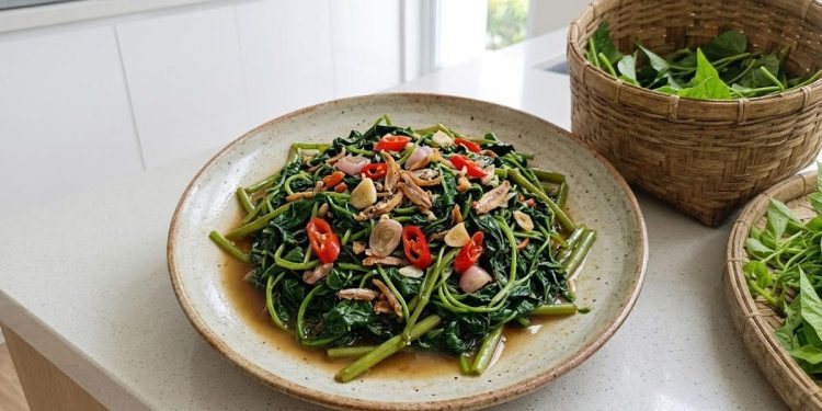 Resep Tumis Daun Ubi dengan Bawang dan Cabai Lezat Disajikan dengan Nasi Hangat