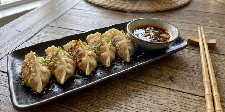Resep Gyoza Isi Ayam dan Sayuran yang Gurih untuk Camilan ala Jepang